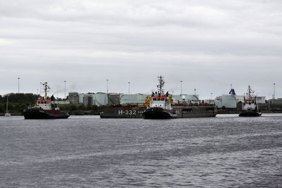 08) Tugs & Barge H-332 (17.06.12).jpg