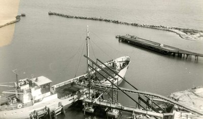unkown harbour with mv. fiducia 1939 ex volharding.jpg
