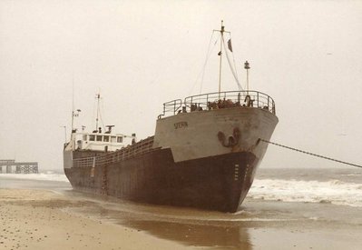 stern 1966 ex rockhaven ex turnberry ex liselotte flint ex roddebeek aan de grond great yarmouth.JPG (41.63 KiB) Viewed 1897 times stern 1966 ex rockhaven ex turnberry ex liselotte flint ex roddebeek aan de grond great yarmouth.JPG