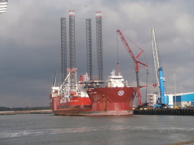 albatross-unloading accomodation modules.JPG